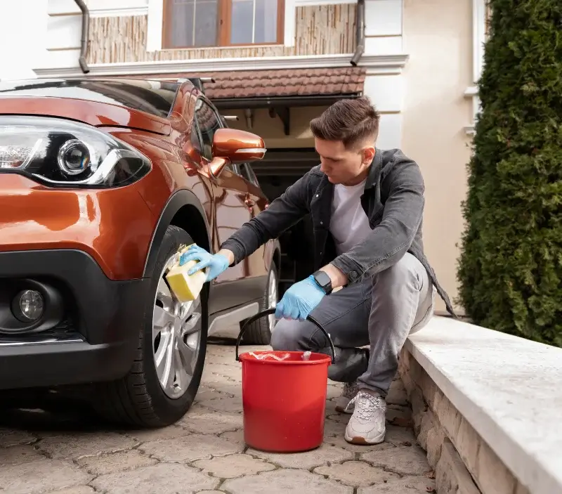 Lavage auto à domicile Gennes-Longuefuye : professionnel intervenant sur un véhicule